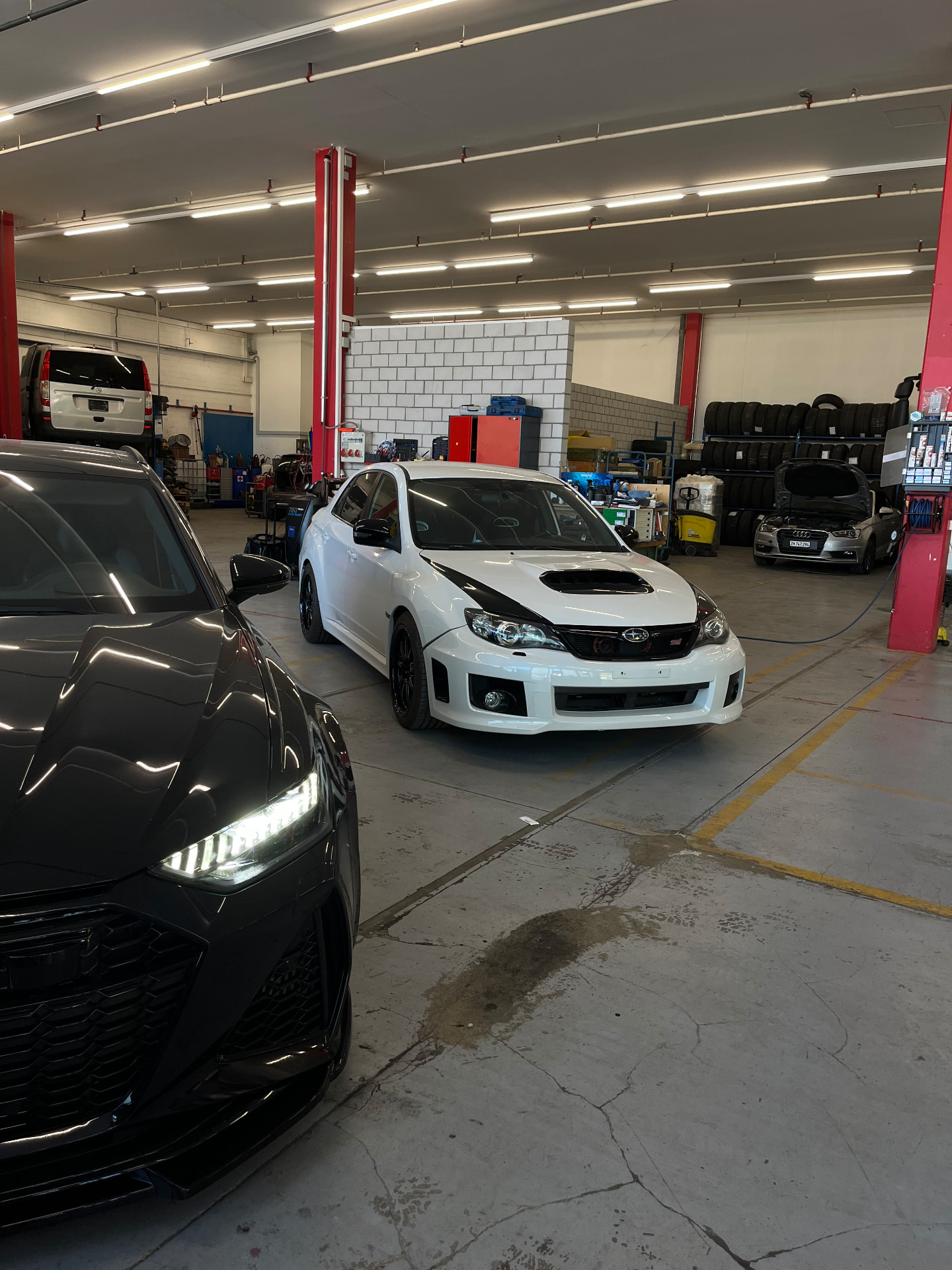 Subaru WRX STI und Audi RS3 in der Werkstatt