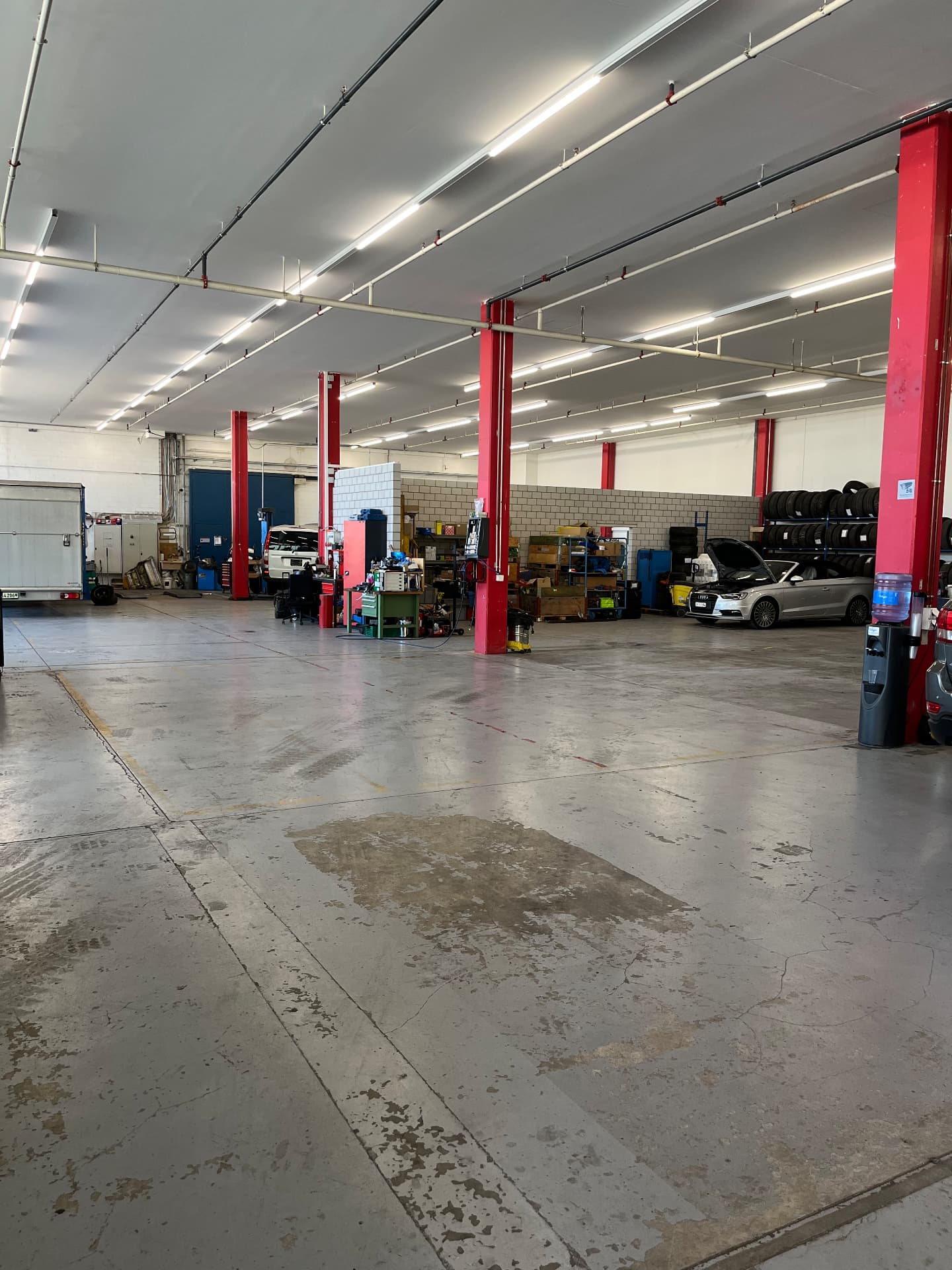 Geräumige Werkstatt der Isma Garage mit mehreren Arbeitsplätzen