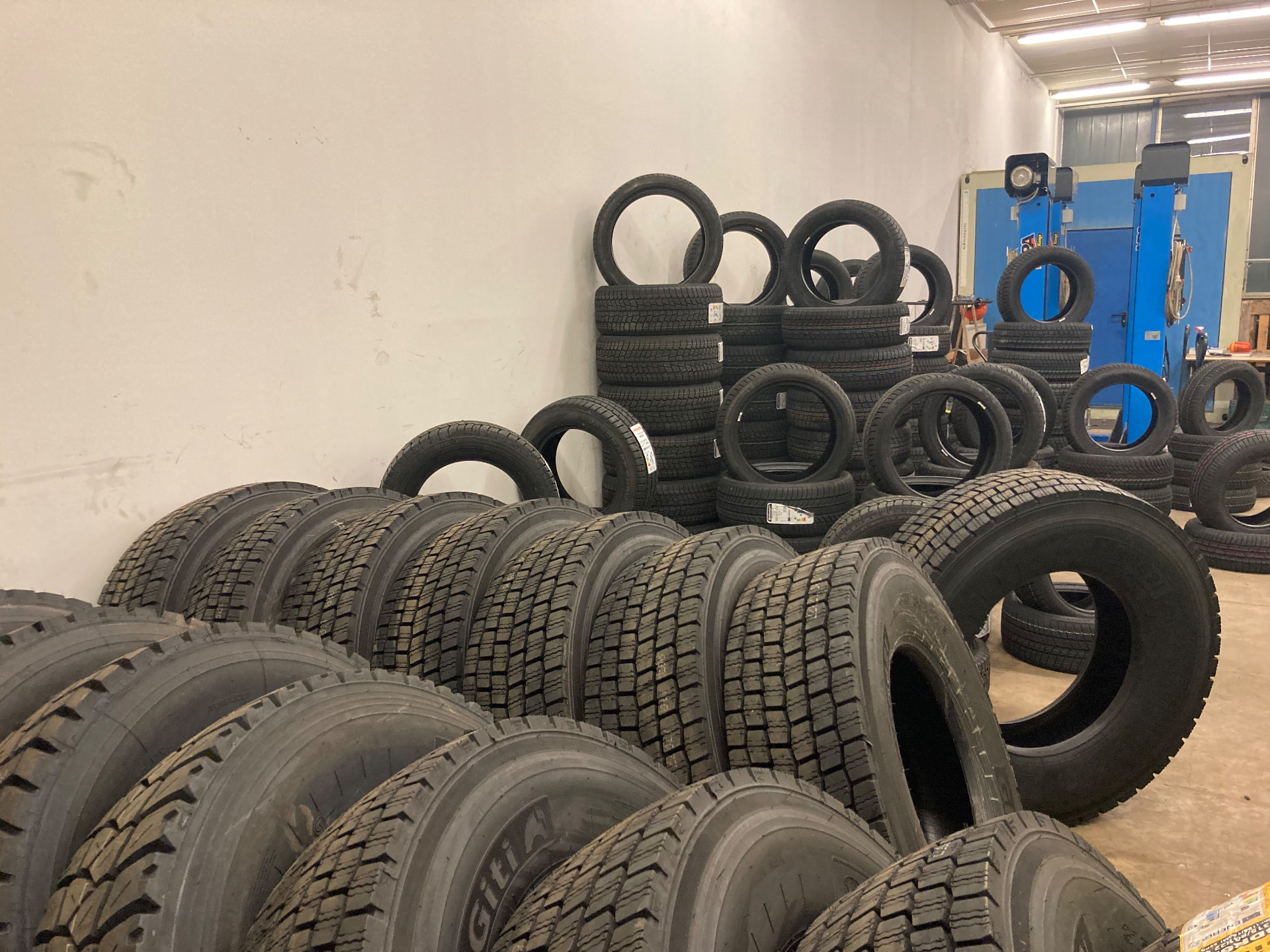 Reifenbestand für Personenwagen und Lastwagen in der Halle